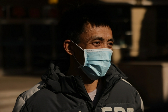 ▲12月21日，湖北籍矿工徐可艾讲述井下透水惊魂一刻。新京报记者 李英强 摄