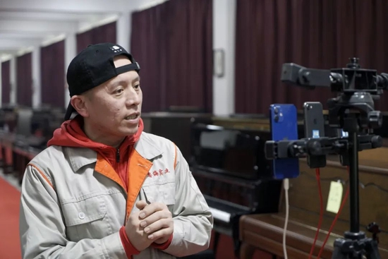 　正在进行直播的董宇。摄影/汪玉博