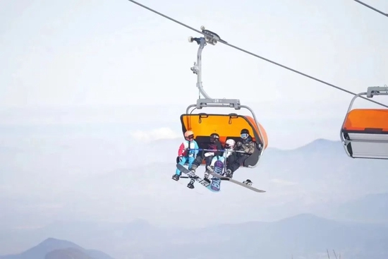 李小飞和滑雪训练营的孩子们