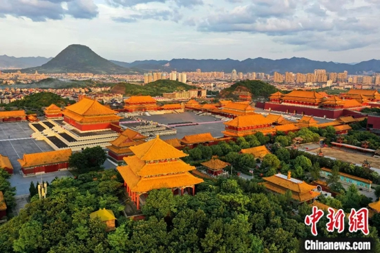 　　航拍浙江横店。中新社发 包康轩 摄