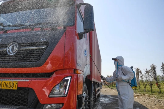 　　▲ 工作人员为货车消杀。图 /中新社