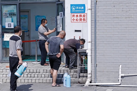 ▲ 卡车司机们在服务区休息补给。图 /中新社