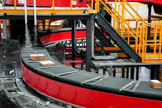 　　快递分拣流水线上对快件进行单件消毒