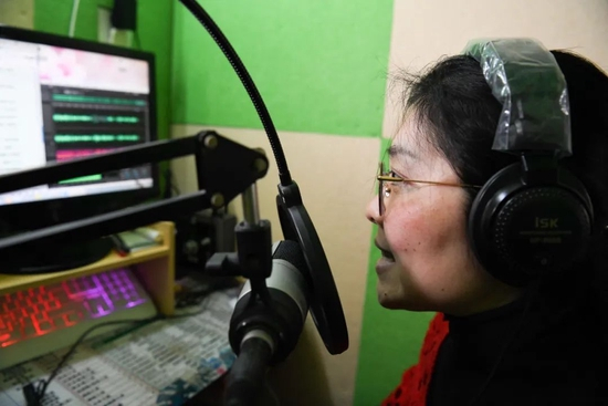 随着互联网和数字经济的发展，多种就业新形态为残障人士追逐梦想提供了更多的机遇和可能，帮助他们找到生命里的光。图为马琼在家中录制有声小说。新华社记者 张端 摄