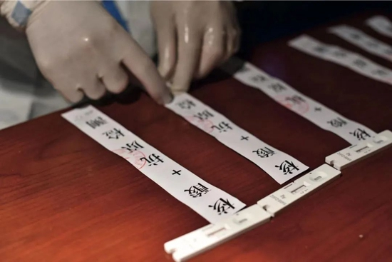 3月29日，江苏淮安市洪泽区对入境客、货车辆实施分流，设立货车专用接驳点，24小时对货车司乘人员进行核酸+抗原双检测，方便物资流通，严防疫情输入。图/澎湃影像