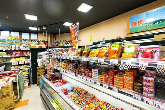 　　货架上各色的便利食品，方便面难以抢占一席之地