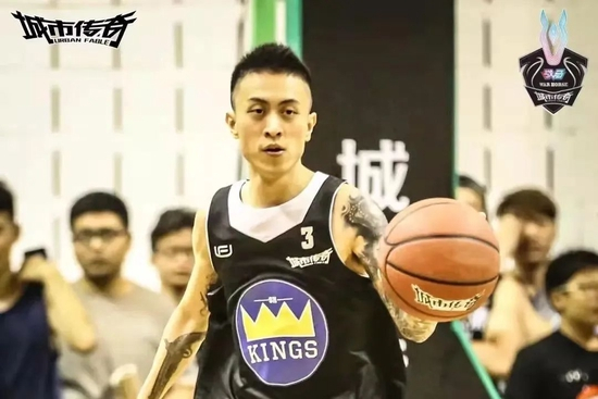 秦奋正在打篮球（图源：搜狐网）