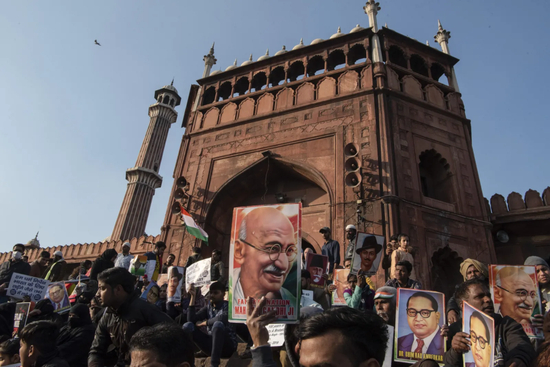 2020年1月，新德里的新公民法抗议者举着国父甘地，和宪法之父安培德克尔的照片。图片来源：Saumya Khandelwal / The New York Times / Redux