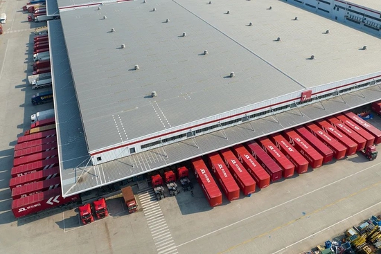 　（2022年6月16日，京东快递货运车辆为“618”做准备）