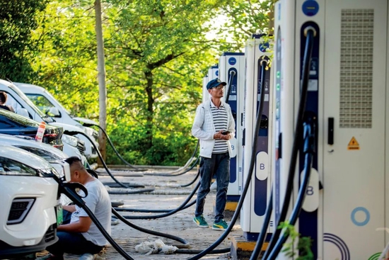 1月28日，人们在海南琼海市万泉河公园停车场内充电。图/视觉中国