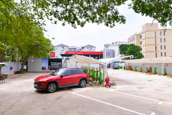 上海市静安区中山北路上，中国石化与蔚来合作的一座换电站。（受访者供图）