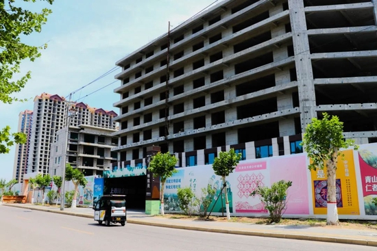 　大厂佳兆业悦峰畅叙苑项目，早在数个月前就已停工。中房报记者 崔军民/摄