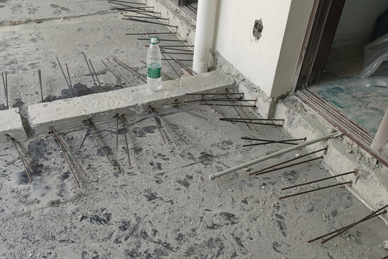 白金海岸项目二次浇筑阳台时的情形。受访者提供