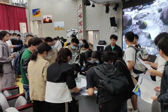 　宣讲会后咨询的学生