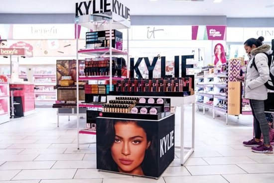 当地时间2019年11月18日，美国纽约，凯莉·詹娜旗下彩妆产品