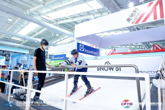 ▲在体育服务展区观众可现场体验滑雪。 主办方供图