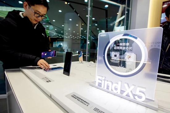　　2月25日，OPPO在上海正式发布全新一代旗舰Find X5系列，其中Find X5 Pro首次搭载OPPO自研NPU芯片——马里亚纳MariSilicon X。图/IC