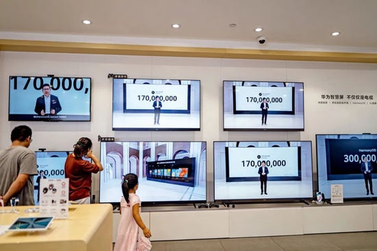 2022年7月27日，浙江绍兴一家华为实体店内播放着华为HarmonyOS 3系统的发布会。图/视觉中国