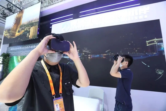 ▲观众佩戴VR眼镜“游览”亮马河。 新京报记者 王飞 摄