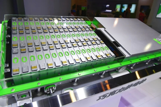 　　2022年9月9日，宁德时代的巧克力换电块在“投洽会”上展示。据介绍，巧克力换电块，单个换电块换电约1分钟。来源：视觉中国