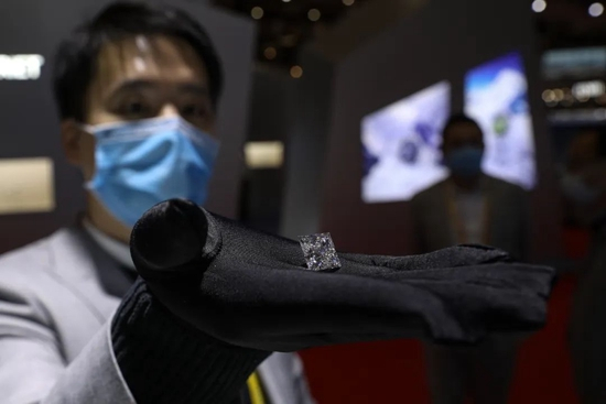 第四届进博会上参展的16.42克拉培育钻石&nbsp;&nbsp;&nbsp;图/中新图片