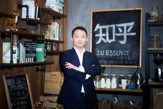 ▲图：时下的周源依然拥有文人气息