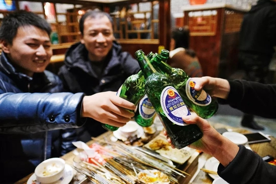 来自五湖四海的买房客在当地聚餐（宝丁 摄）