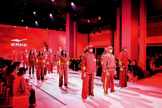 　　9月9日，鸿星尔克以“星创中国鸿”为主题，在中华世纪坛举行中国国际时装周星创秀。图/受访者提供