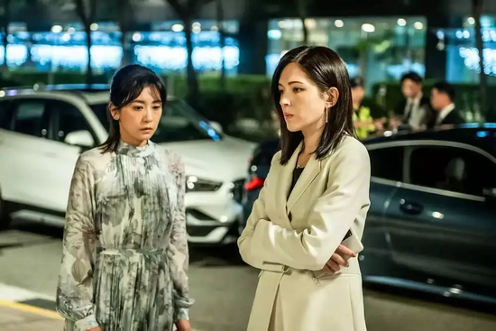 图/《她和她的她》剧照 　　来源/豆瓣