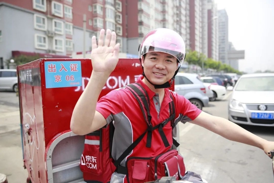  2014年，北京，刘强东在618京东店庆大促期间披挂上阵，当了一回快递员。图/京东集团