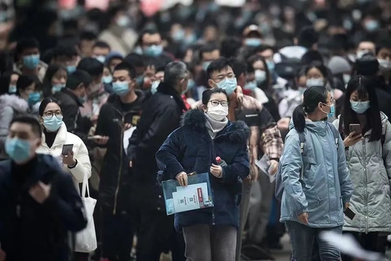 图为2021年度“国考”，湖北武汉考生入场。