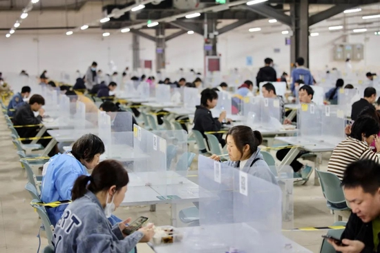 富士康现在实行错峰进餐，午餐时所有人分开坐，每人发一份盒饭