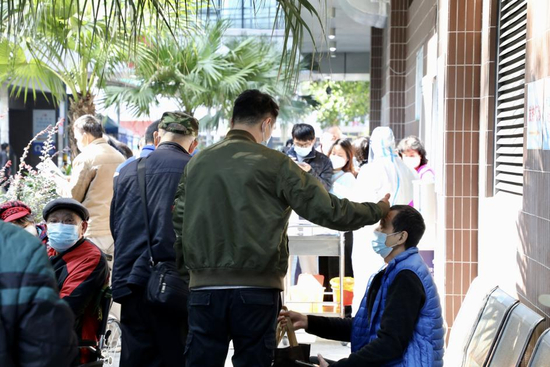 就诊前，患者需先自测体温和抗原，再登记挂号（陈月芹/摄）