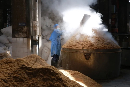 酿造工人加紧上甑