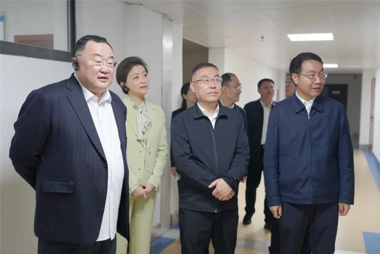  吴征杨澜夫妇实地调研西凤酒生产工艺