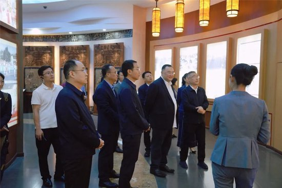 吴征杨澜夫妇实地调研西凤酒文化馆