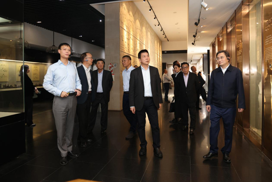 谭锦球一行参观中国酒文化城