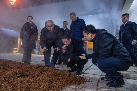 图：参观酿酒车间