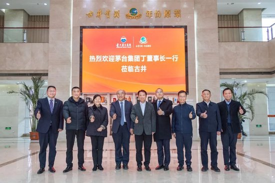 图：参观古井党建企业文化馆