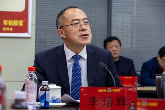 图：李培辉主持座谈会