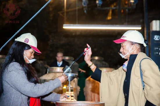 巴哈马驻华大使波莱特·贝瑟尔（右）与博茨瓦纳驻华副大使莫洛华（左）在仁和洞取酒