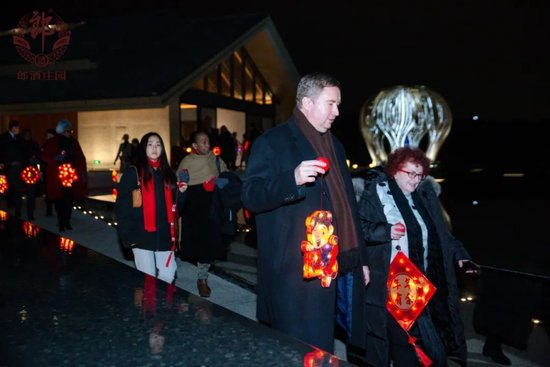 驻华使节团一行在郎酒庄园·地之阁提灯夜游‘月下祈福’