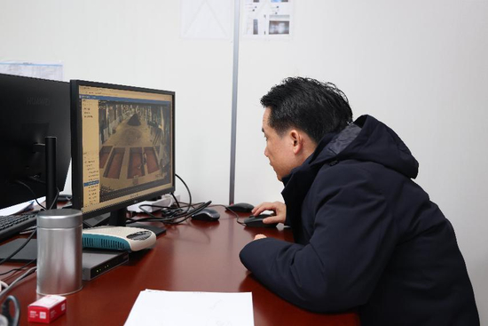 丁雄军查看总值班室监控运行情况