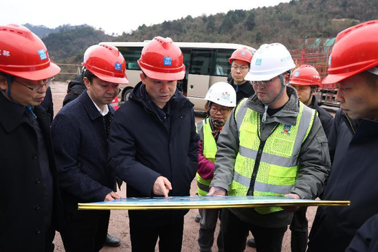 丁雄军调研中华30栋酒库建设现场