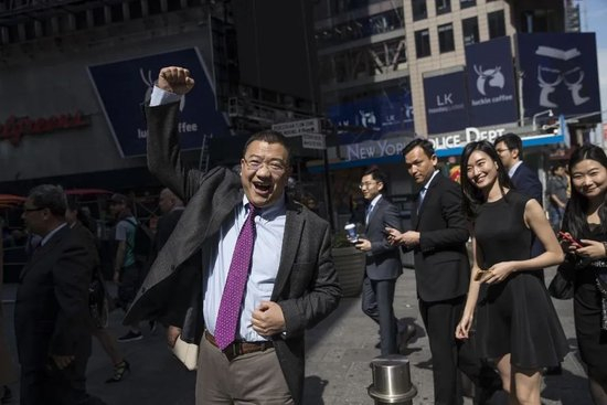 ▲瑞幸上市后，挥拳的陆正耀，图片源自网络