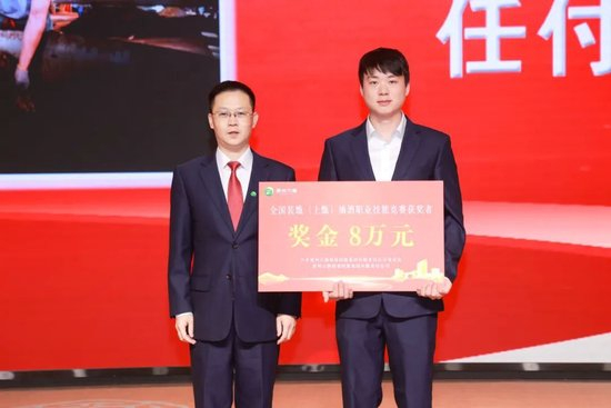 汪地强为技能竞赛获奖选手颁奖