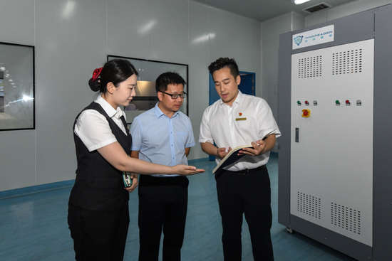 ▲ 工商银行北京自贸试验区支行科技金融服务团队走访氢燃料电池生产企业，向客户介绍工行普惠产品