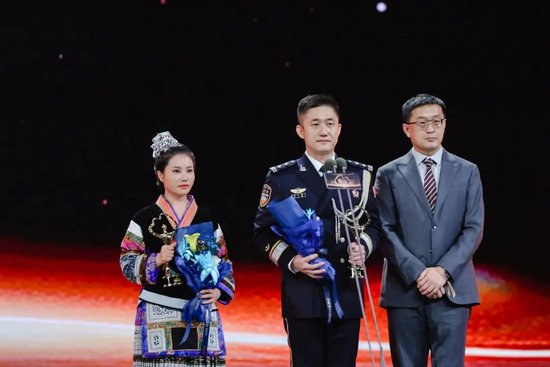 ▲左一为杨妞花。