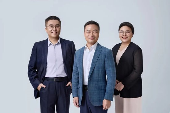 小鹏汽车核心高管团队（左起：顾宏地、何小鹏、王凤英）。