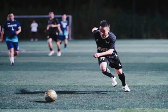 2024 年 8 月，何小鹏参加小鹏汽车成立十周年足球赛。